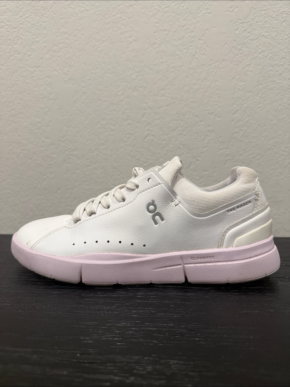 On Cloud Women’s Size 8.5 Casual Shoes in White and Lavender Excellent condition